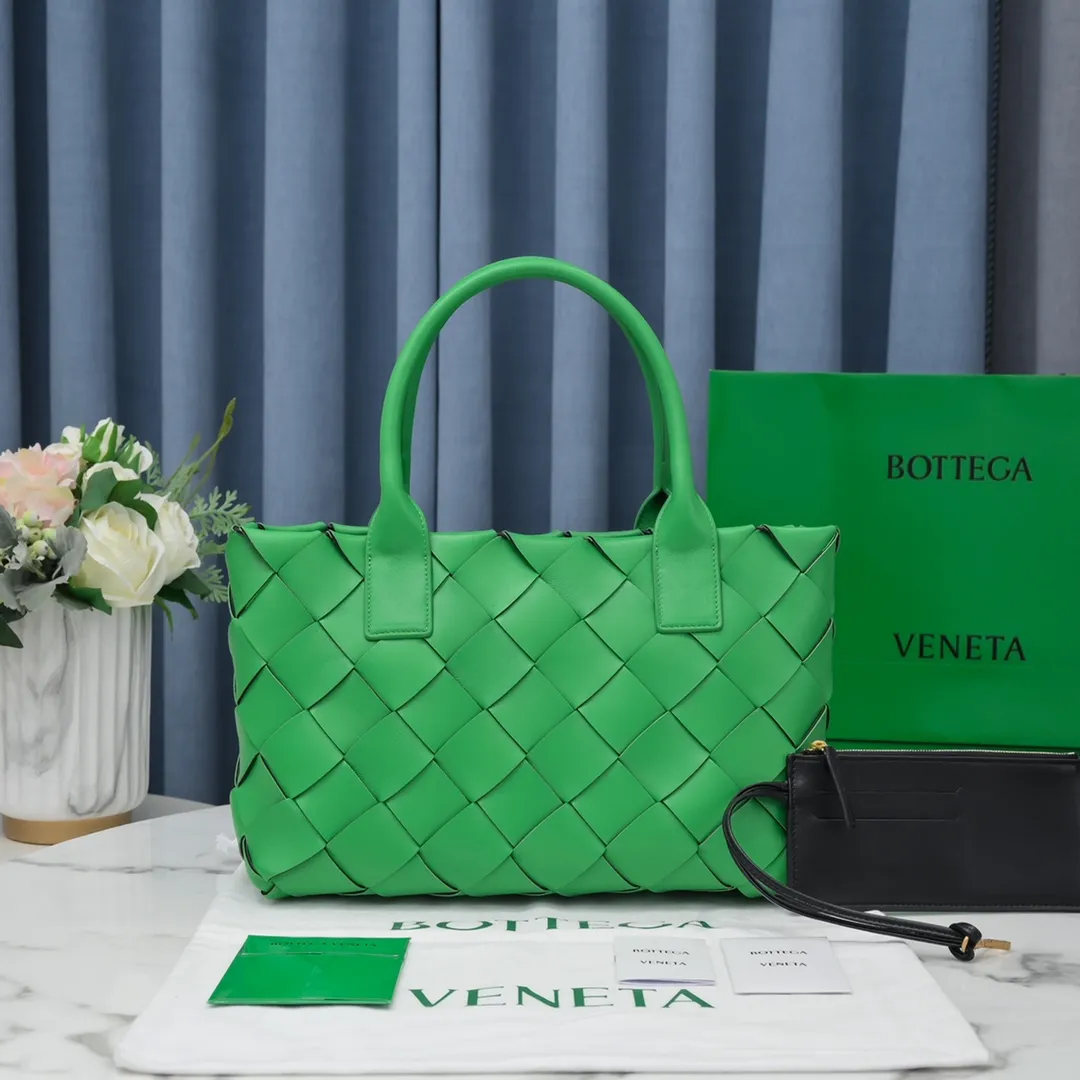 MAXI CABAT tote handbag 😎 ✧Bottega veneta.͙Hand-woven has its own characteristics, the original lambskin 🐑I really like their craftsmanship. Whether it is a bright bright color or a low-key dark color, it looks very textured when you pick it up. It seems that all colors can be made to look good, and it is also very convenient for daily wear. It is a classic and fashionable must-have. If you like it, hurry up ؔʶ̷ ˡ̲̮ ؔʶ̷✧ Size: 33*23*12, model number [9891#]
